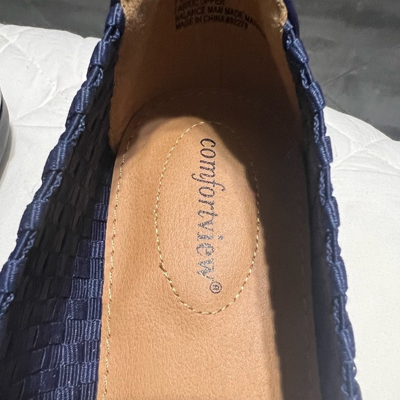 Comfort view Navy flats. New in box. 7 1/2 W - Picture 5 of 7